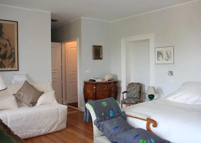 Chambres D'hotes Les Chalands Bed & Breakfast